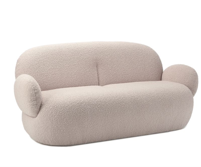 Nana Couch von Freifrau Manufaktur: Beige, modernes Sofa mit runden Armlehnen und Bouclé-Bezug.